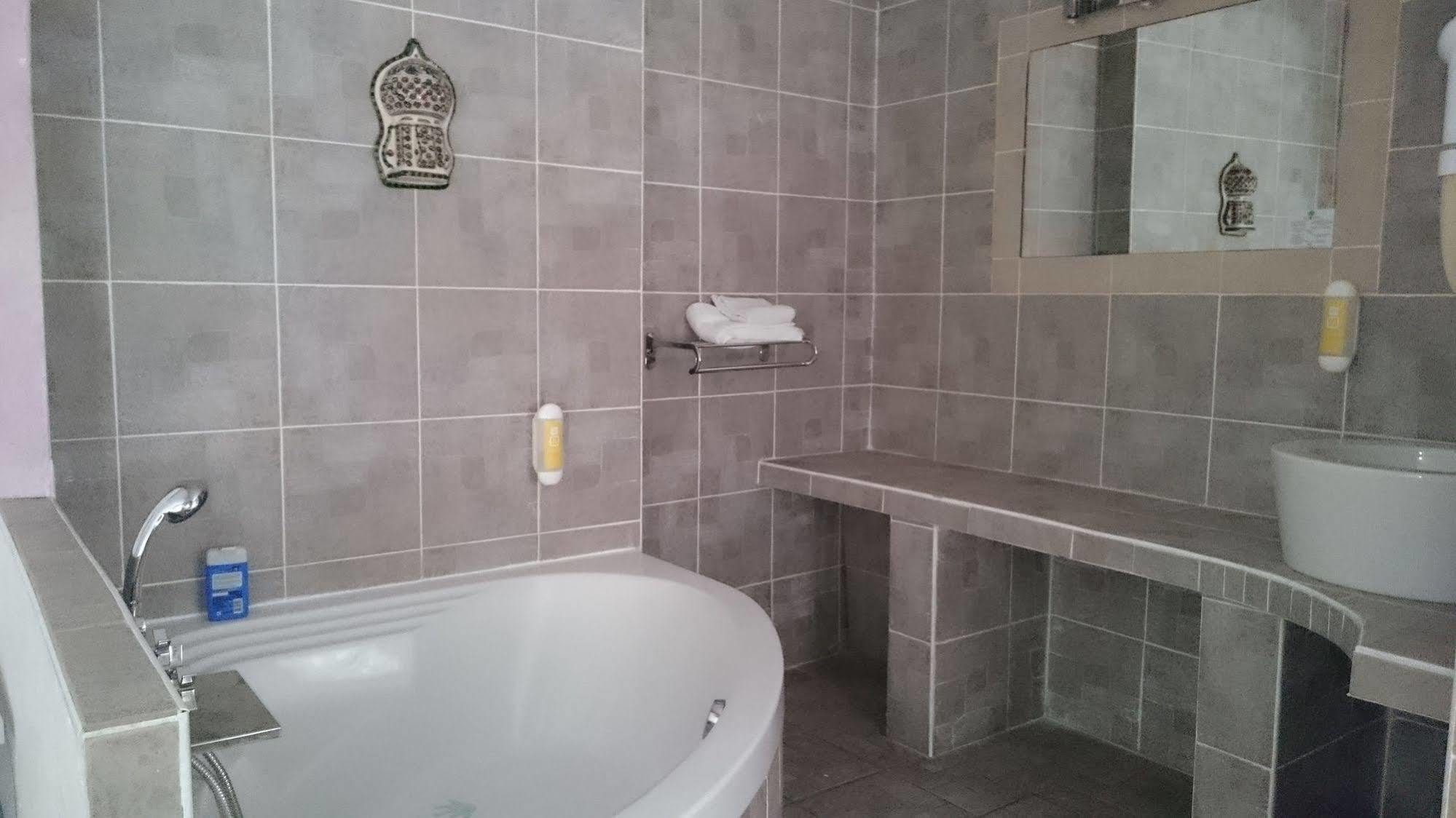 Hotel Le 5 Martigues Kültér fotó